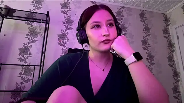 Snapshot of SuzanMoote chatting on July 6, 2026, 11:29 am SuzanMoote online show from July 6, 2026, 11:29 am