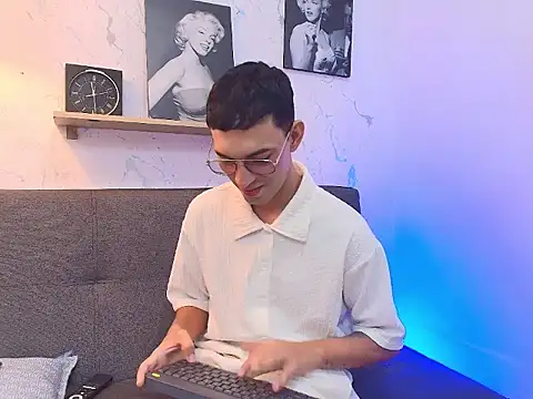 Snapshot of davison_viggian chatting on August 7, 2026, 1:57 pm davison viggian online show from August 7, 2026, 1:57 pm