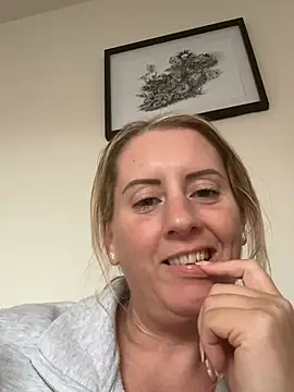 Snapshot of Elegant_Erin chatting on August 4, 2026, 5:59 pm Elegant Erin online show from August 4, 2026, 5:59 pm
