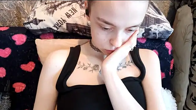 Snapshot of CaraDelevingnee chatting on August 4, 2026, 3:03 pm CaraDelevingnee online show from August 4, 2026, 3:03 pm