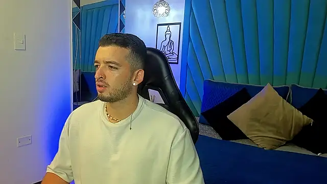 Snapshot of Logan_WolfJS chatting on August 5, 2026, 10:33 pm Logan WolfJS online show from August 5, 2026, 10:33 pm
