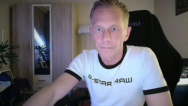 Snapshot of slaveboy2016@xh chatting on June 9, 2026, 9:15 pm slaveboy2016xh online show from June 9, 2026, 9:15 pm