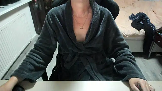 minoesje37 online show from October 29, 2025, 8:32 pm