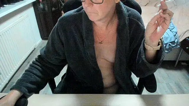 minoesje37 online show from November 3, 2025, 8:43 pm