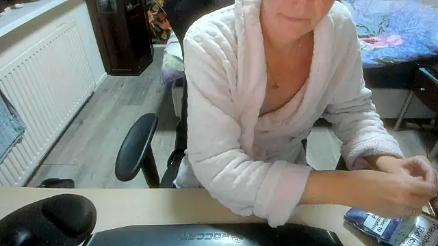 minoesje37 online show from December 1, 2025, 8:47 pm