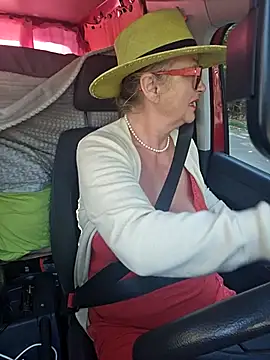 Snapshot of MucMilf59 chatting on September 19, 2025, 7:43 am MucMilf59 online show from September 19, 2025, 7:43 am