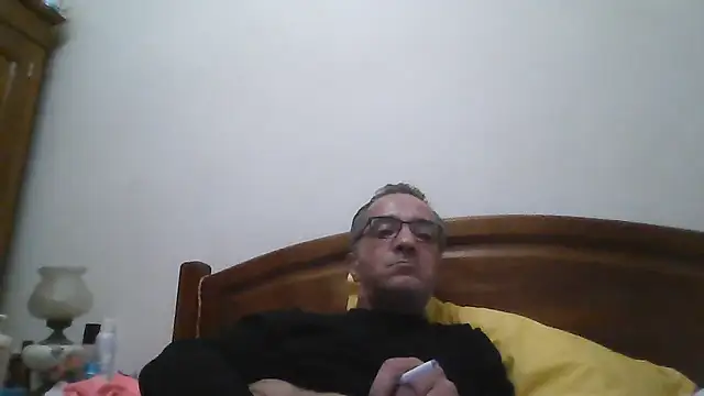CarlosRocha73 online show from April 15, 2026, 10:32 pm