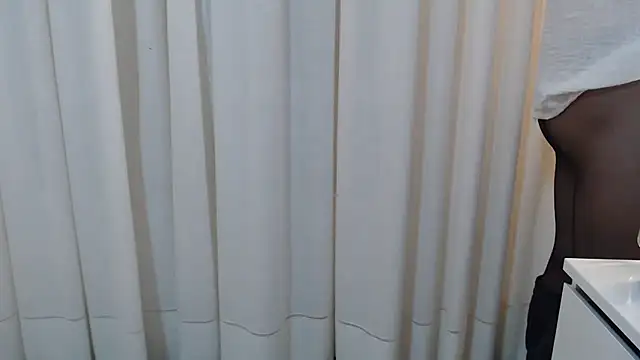 Snapshot of Chic_desire chatting on September 27, 2025, 10:48 pm Chic desire online show from September 27, 2025, 10:48 pm