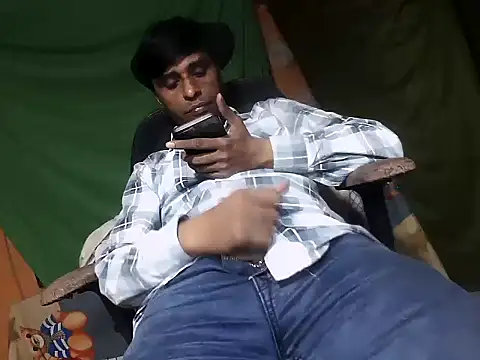 Snapshot of desiboy1101 chatting on November 10, 2025, 1:32 pm desiboy1101 online show from November 10, 2025, 1:32 pm