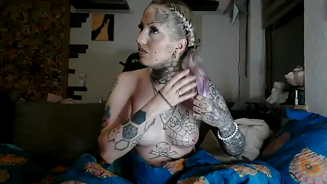 Snapshot of RoxxyInk chatting on June 16, 2026, 9:28 pm RoxxyInk online show from June 16, 2026, 9:28 pm