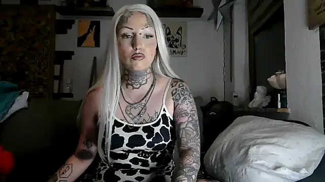 Snapshot of RoxxyInk chatting on July 1, 2026, 10:31 pm RoxxyInk online show from July 1, 2026, 10:31 pm