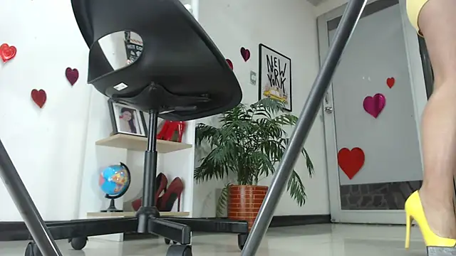 carieBelle1 online show from February 21, 2025, 12:06 pm