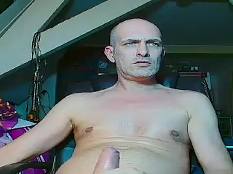 Snapshot of maxhard77 chatting on January 17, 2025, 1:25 am maxhard77 online show from January 17, 2025, 1:25 am
