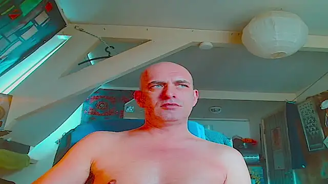 Snapshot of maxhard77 chatting on November 30, 2025, 10:52 am maxhard77 online show from November 30, 2025, 10:52 am
