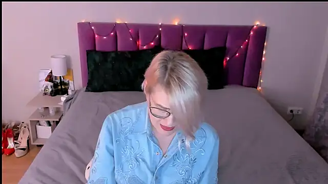 sabrinamacmarren online show from December 22, 2025, 1:52 pm