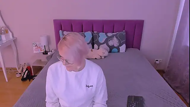 sabrinamacmarren online show from February 17, 2026, 6:43 am