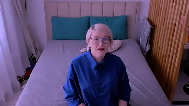 sabrinamacmarren online show from March 8, 2026, 9:35 am