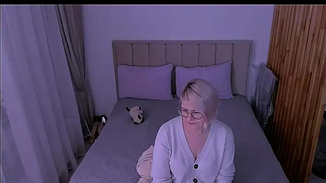 sabrinamacmarren online show from March 29, 2026, 8:31 pm