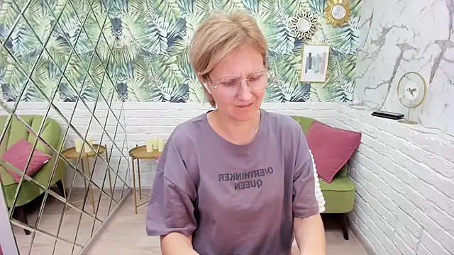 Paris Cherry online show from November 6, 2025, 8:10 pm