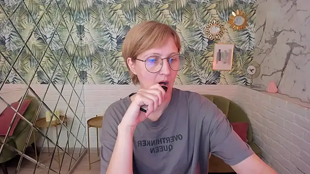 Snapshot of Paris_Cherry chatting on May 30, 2026, 6:05 pm Paris Cherry online show from May 30, 2026, 6:05 pm
