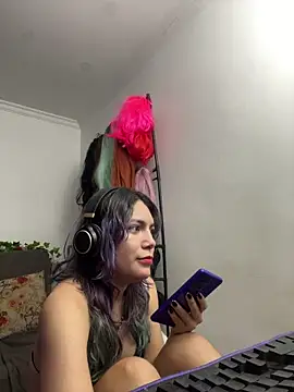Snapshot of VaioletUwU chatting on April 13, 2026, 2:50 am VaioletUwU online show from April 13, 2026, 2:50 am