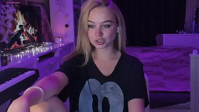 MaryDreaminess online show from March 9, 2025, 10:52 pm