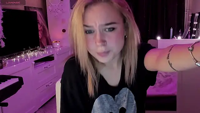 MaryDreaminess online show from March 22, 2025, 4:47 pm