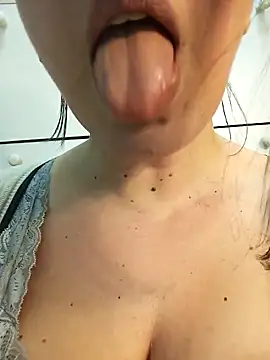 Snapshot of Dolcissima33 chatting on March 3, 2025, 1:20 pm Dolcissima33 online show from March 3, 2025, 1:20 pm