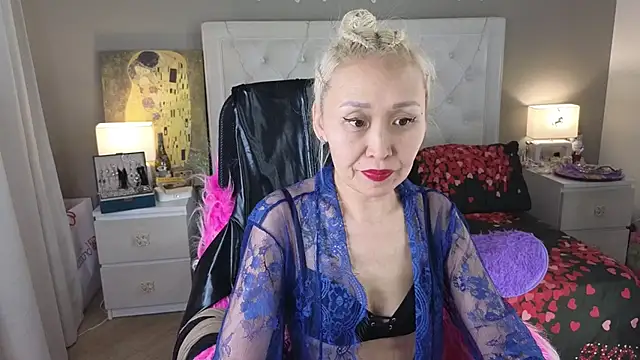 Snapshot of RoxalanaStar chatting on May 24, 2026, 9:09 pm RoxalanaStar online show from May 24, 2026, 9:09 pm