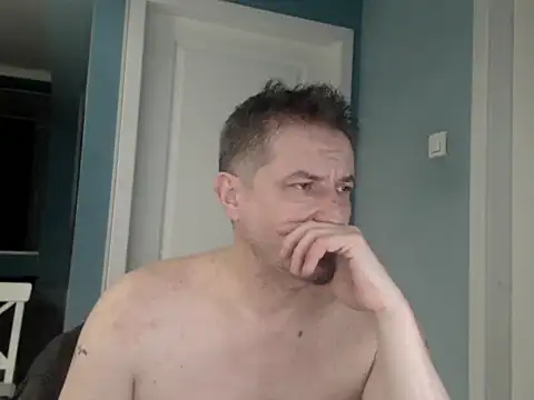 Snapshot of MisterFaithRO chatting on April 15, 2026, 11:27 pm MisterFaithRO online show from April 15, 2026, 11:27 pm