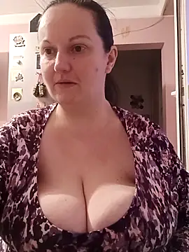 Snapshot of BustyLadyAlma chatting on February 1, 2026, 6:12 am BustyLadyAlma online show from February 1, 2026, 6:12 am