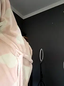 SWEETDOLLY29XX online show from December 4, 2025, 9:51 am