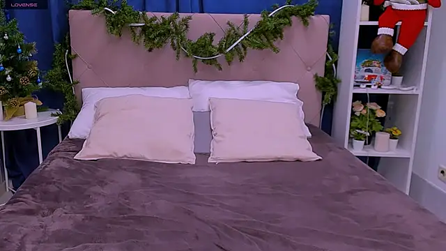 Janie JJ Curvie online show from December 22, 2025, 2:41 am