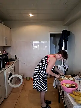 Snapshot of _lady_red_ chatting on October 25, 2025, 12:02 pm lady red online show from October 25, 2025, 12:02 pm