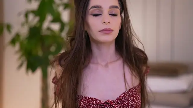 Snapshot of DoviaClaire chatting on December 17, 2025, 8:09 am DoviaClaire online show from December 17, 2025, 8:09 am