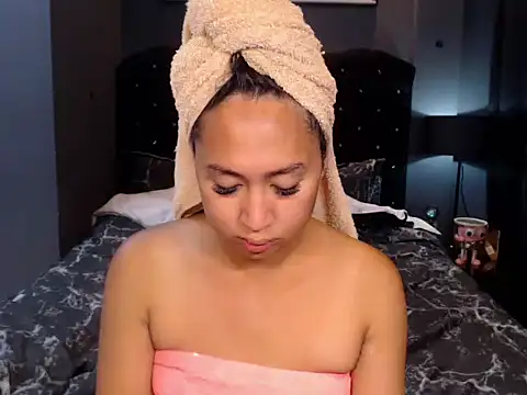 HOTTESTCANDYTS online show from April 18, 2026, 9:24 am