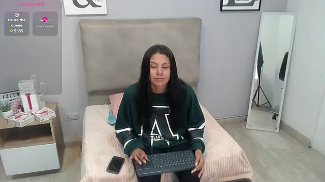 Snapshot of valevicious chatting on November 21, 2025, 7:45 pm valevicious online show from November 21, 2025, 7:45 pm