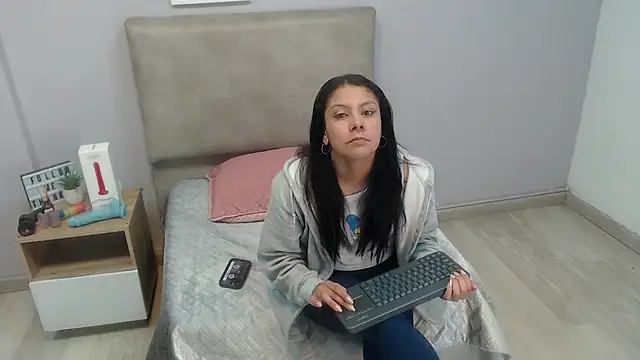 Snapshot of valevicious chatting on December 15, 2025, 1:37 pm valevicious online show from December 15, 2025, 1:37 pm