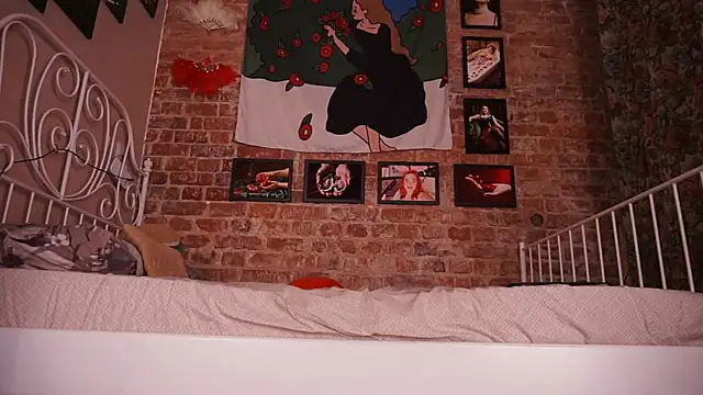 Snapshot of Evelively chatting on December 18, 2025, 2:28 am Evelively online show from December 18, 2025, 2:28 am