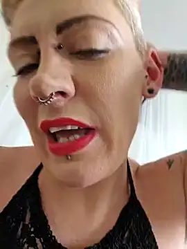 Snapshot of PinkTheHawk chatting on December 8, 2024, 2:07 am PinkTheHawk online show from December 8, 2024, 2:07 am