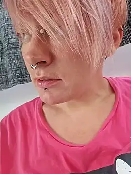 Snapshot of PinkTheHawk chatting on January 17, 2025, 6:02 pm PinkTheHawk online show from January 17, 2025, 6:02 pm