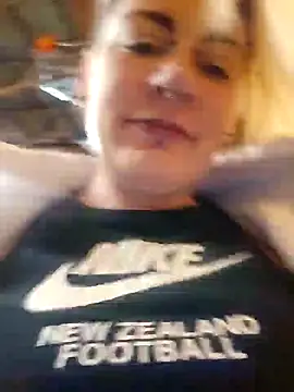 Snapshot of PinkTheHawk chatting on October 5, 2025, 4:55 am PinkTheHawk online show from October 5, 2025, 4:55 am