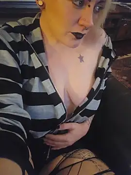 Snapshot of PinkTheHawk chatting on October 16, 2025, 9:32 am PinkTheHawk online show from October 16, 2025, 9:32 am