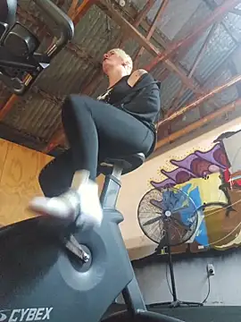 Snapshot of PinkTheHawk chatting on October 30, 2025, 3:41 am PinkTheHawk online show from October 30, 2025, 3:41 am