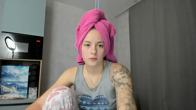 Snapshot of why_again_me chatting on October 22, 2025, 7:57 pm why again me online show from October 22, 2025, 7:57 pm