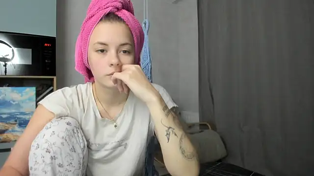 Snapshot of why_again_me chatting on December 5, 2025, 7:21 pm why again me online show from December 5, 2025, 7:21 pm