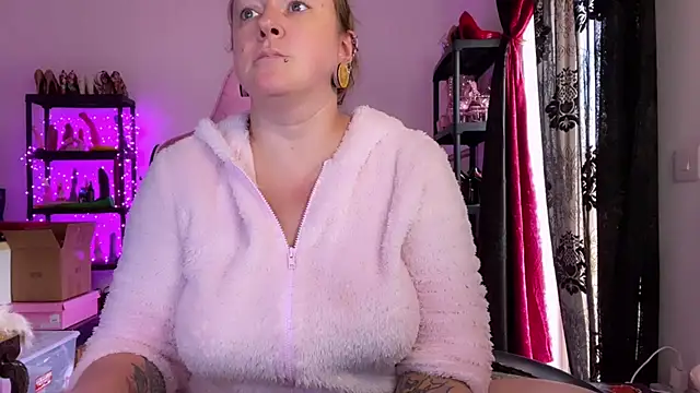 kisicaxx online show from November 17, 2025, 1:50 pm