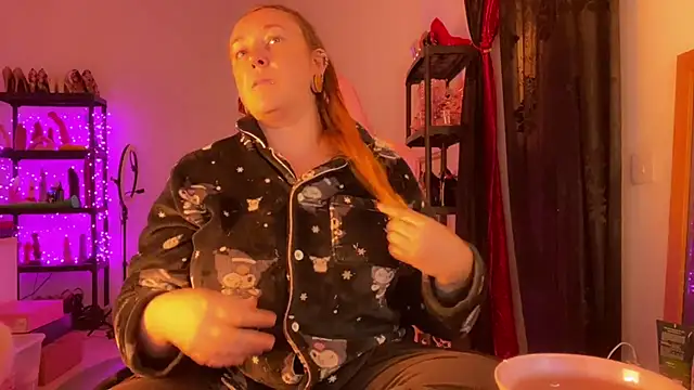 kisicaxx online show from November 24, 2025, 6:29 pm