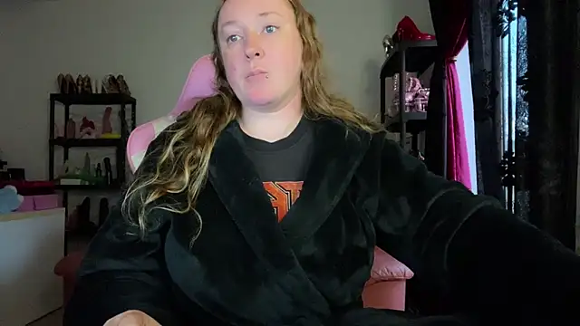 kisicaxx online show from April 1, 2026, 5:21 pm