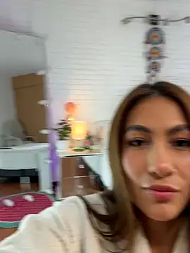 hollythomson online show from October 9, 2025, 5:55 pm